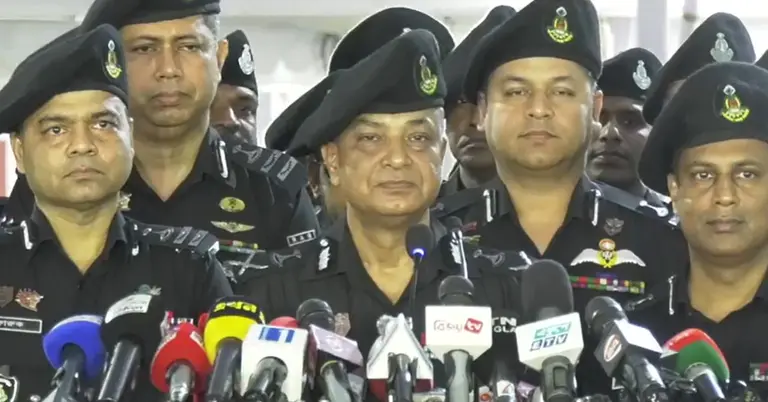 সংবাদ সম্মেলনে কথা বলছেন র‌্যাব মহাপরিচালক